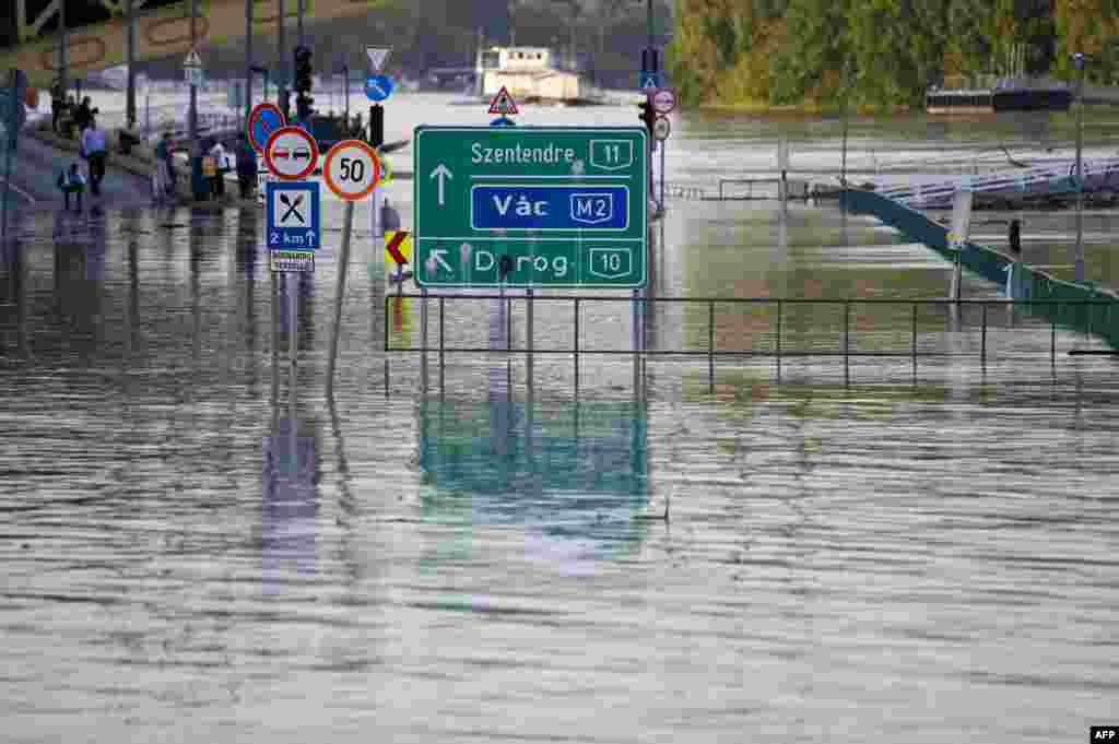 18 septembrie 2024: Fluviul Dunărea inundă malurile în apropierea Podului Margareta din Budapesta