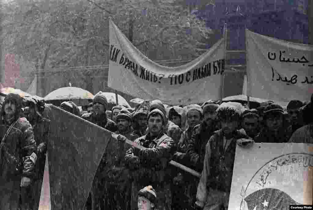 Гирдиҳамоии 12-уми феврали соли 1991 барои гиромидошти хотираи онҳое, ки дар тазоҳуроти феврали соли 1990 кушта шуданд. - Tajikistan - Commemoration of 1990 bloody events in Dushanbe