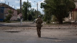 Украинский военный в центре Суджи, 16 августа 2024 года