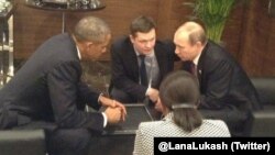 АҚШ президенті Барак Обама Ресей президенті Владимир Путинмен кездесіп отыр. Анталия, 15 қараша 2015 жыл.
