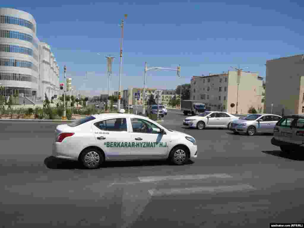 &quot;Berkararlyk&quot; söwda merkezine degişli taksi.