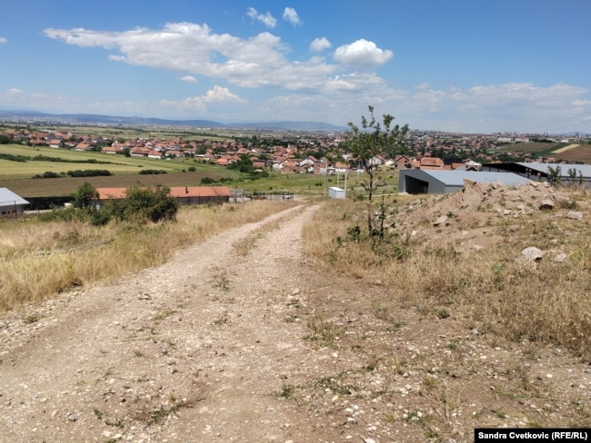 Ende nuk ka rrugë të shtruar që të çon deri te depoja frigoriferike. Qershor, 2026.