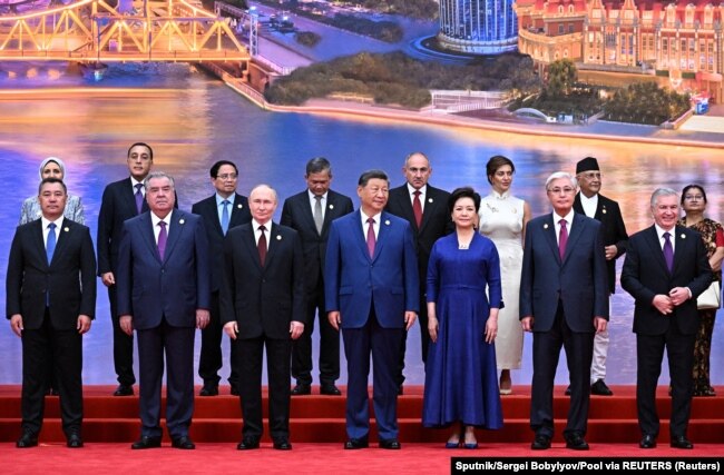 Президент Казахстана Касым-Жомарт Токаев (второй справа) и президент Узбекистана Шавкат Мирзиёев на фотосессии на полях саммита ШОС. Тяньцзинь, 31 августа 2025 года