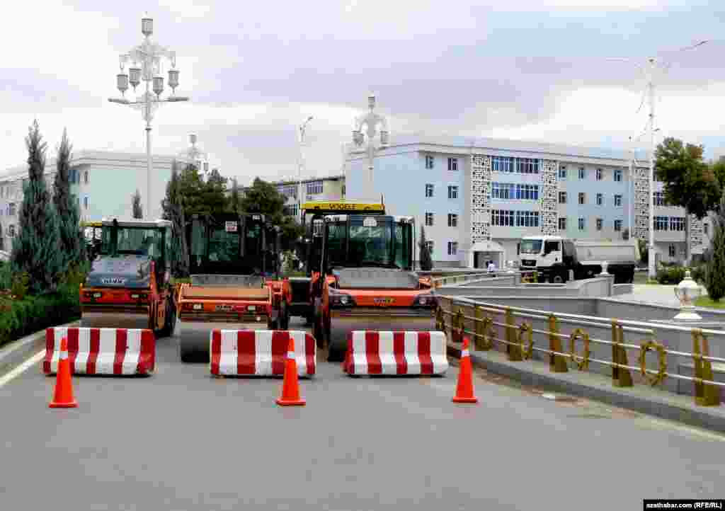 Türkmenbaşy şaýolunyň ugrunda iş geçirýän tehnika,&nbsp;Aşgabat.