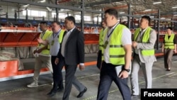 Данияр Амангелдиев "Кыргыз почтасынын" логистикалык борборунда.