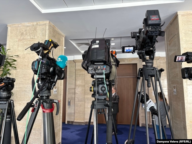 Разстоянието от вратата на пленарната зала до коридора, в който журналистите нямат достъп, е пет крачки.