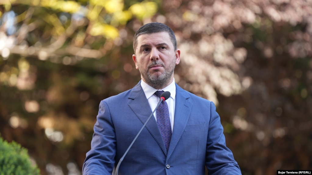 Kreu i PDK-së, Memli Krasniqi, gjatë deklarimit për media pas takimit me presidenten e Kosovës, Vjosa Osmani.