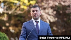 Kreu i PDK-së, Memli Krasniqi, gjatë deklarimit për media pas takimit me presidenten e Kosovës, Vjosa Osmani.