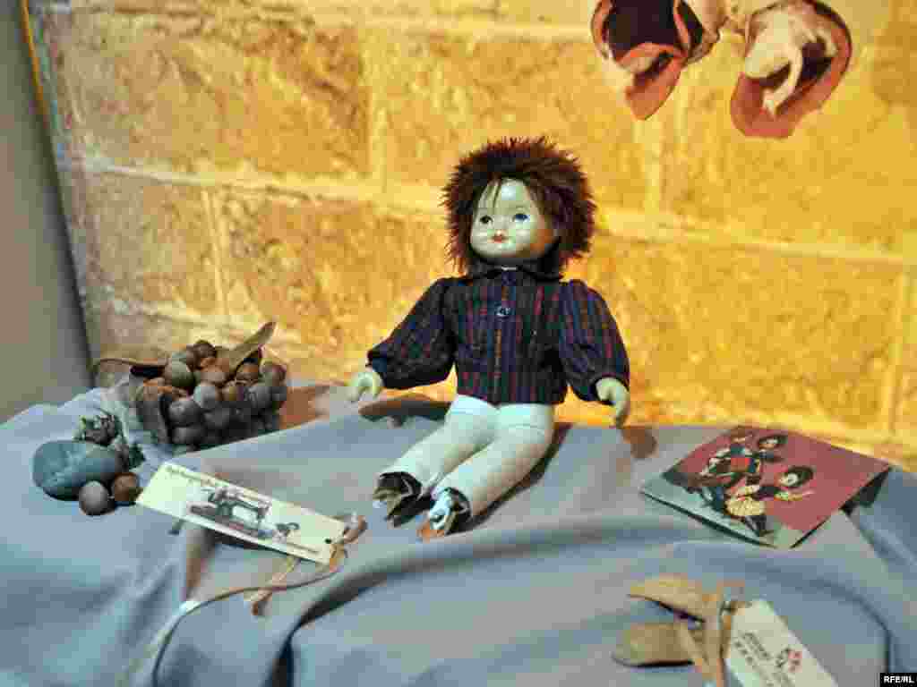 თოჯინა - "ევროპის სახლის" საგამოფენო დარბაზში მუდმივგანახლებადი მუზეუმი - "მეხსიერების ბიბლიოთეკა" გაიხსნა. მუზეუმის ექსპონატები საქართველოს ოკუპირებული რეგიონებიდან დევნილთა ნივთებია. გარდა იმ საგნებისა, რომელთა გადმოტანაც მოახერხეს იძულებით გადაადგილებულმა პირებმა, აქ გამოფენილია ის ნივთები, რომლებსაც აფხაზი მეგობრები, მეზობლები და ნათესავები 17 წლის განმავლობაში უნახავდნენ ქართველებს და წლების შემდეგ სწორედ ”მეხსიერების მუზეუმისთვის” გამოუგზავნეს. გამოფენის ორგანიზატორია არასამთავრობო ორგანიზაცია "კოალიცია სამართლიანობისთვის".