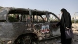 Iranska žena gleda u ambulantno vozilo spaljeno u izraelskim napadima na Teheran tokom 12-dnevnog sukoba između dve zemlje.