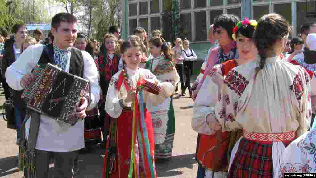 Музыка Віктар Шыпкоў з школьнікамі