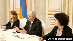 Armenia - An IMF team headed by Hossein Samiei (C) meets with Armenian Prime Minister Nikol Pashinian, Yerevan, February 26, 2018.