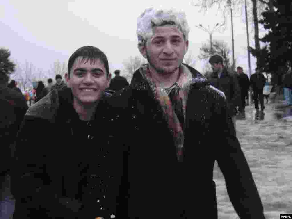 Təbii qarı qoyub, süni qarla əylənənlər