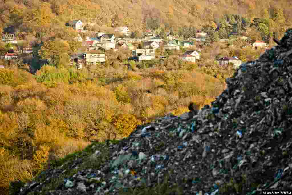 Помимо Уч-Дере около полигона находятся села Лоо и&nbsp;Атарбеково. 