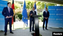 مدیر کل سازمان جهانی بهداشت (در وسط تصویر) همراه با وزیران بهداشت و فرانسه و آلمان در کنفرانسی در ژنو: ۲۵ ژوئن