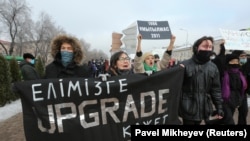 Марш участников оппозиционного движения «Oyan, Qazaqstan» в День Независимости. Надпись гласит: «Нашей стране нужен upgrade». Алматы, 16 декабря 2020 года.