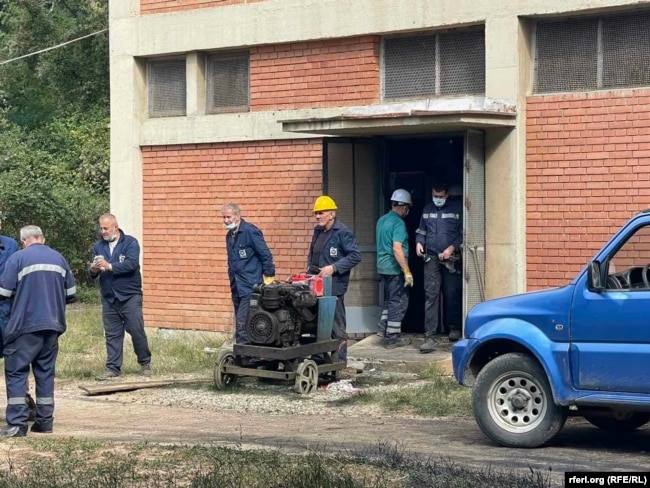 Punonjës të ndërmarrjes Trepça pranë vendin ku gjendet trafoja e djegur, që furnizonte horizontin e 11-të të minierës, në Stantërg. Tetor 2026.