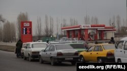 Ташкенде айдоочулар бензин кезегинде.