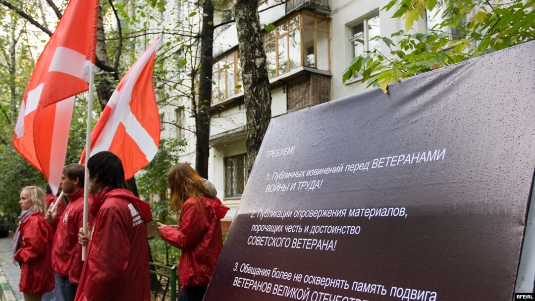 "Наши" стояли у дома Подрабинека не одну неделю.