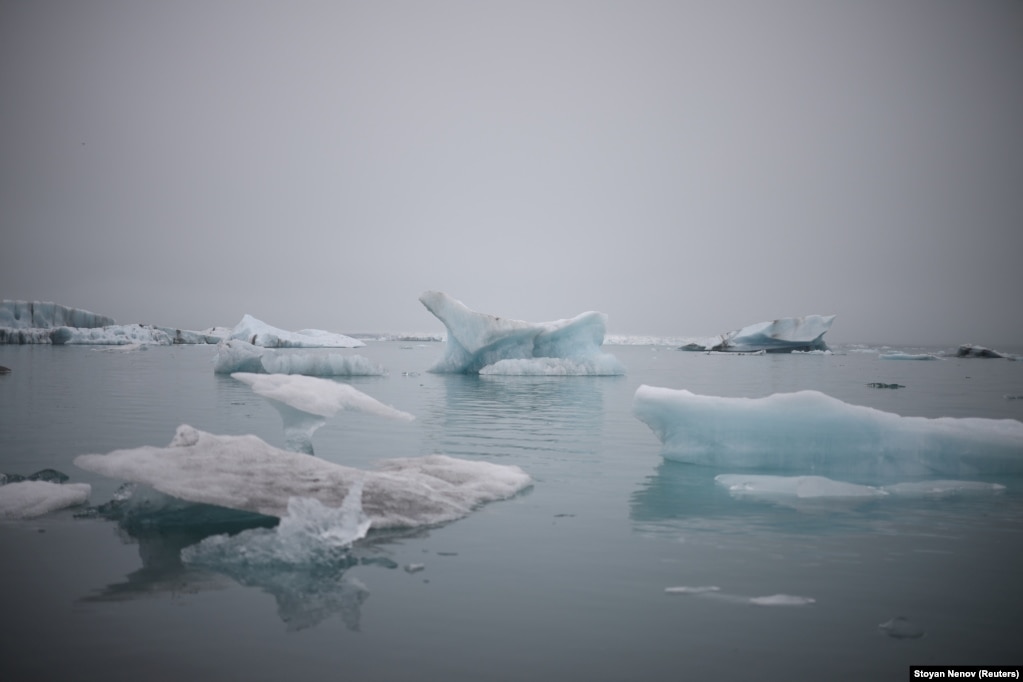 Copa akulli të shkëputura nga një trup i madh akulli, notojnë në ujërat e Jokulsarlonit, një lagunë akullnajash në jug të Islandës, 11 gusht 2024