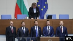  Новоизбраните ръководител, заместник-председател и членове на Националното бюро за надзор на специфичните разследващи средства (НБКСРС) поставят клетва пред Народното събрание 