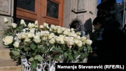 Pomen zdravstvenim radnicima preminulim tokom pandemije korona virusa ispred zgarde Vlade Srbije u Beogradu