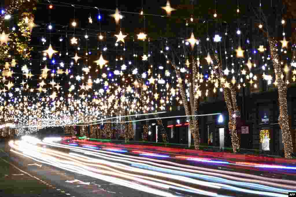 Mașini circulă pe o stradă decorată cu lumini de Crăciun în Tbilisi, Georgia, pe 12 decembrie 2025.