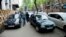 Парковка автомобилей на тротуарах считается административным правонарушением. Штрафы за стоянку на пешеходной части дорог действуют в Грузии много лет и их никто не отменял
