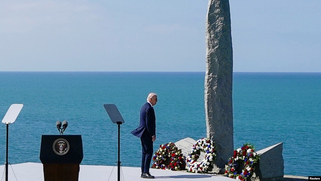 Joe Biden la Memorialul Ranger de la Pointe du Hoc, Cricqueville-en-Bessin, Franța, 7 iunie 2024. 
