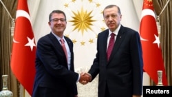 Turkish President Recep Tayyip Erdogan (right) meets with U.S. Defense Secretary Ash Carter at the Presidential Palace in Ankara on October 21.