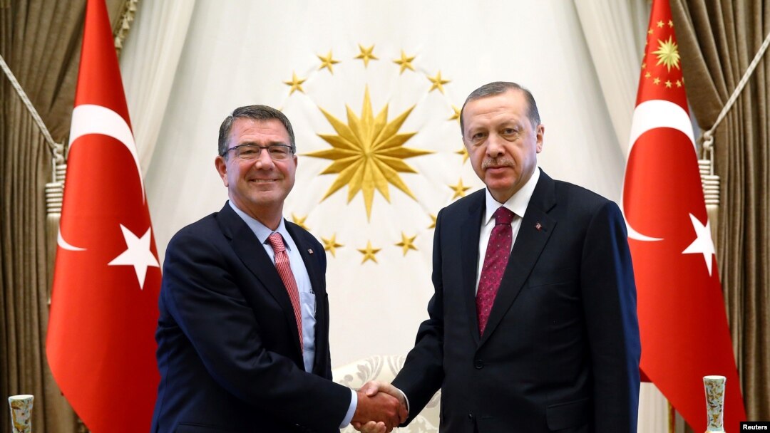 Turski predsjednik Recep Tayyip Erdogan u susretu sa Ashom Carterom, ministrom odbrane SAD u predsjedničkoj palati u Ankari 21. oktobra 2016.