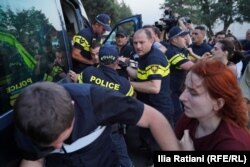 პოლიცია „აფრიკის“ დასახლებაში მოქალაქეების დაკავებას აგრძელებს.