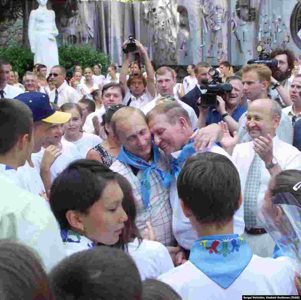 Rusiye Federatsiyasınıñ Prezidenti Vladimir Putin ve onıñ Ukraina zenaatdaşı Leonid Kuçma &laquo;Artek&raquo; pionerler lagerinde bir-birini quçaqlaylar, 2001 senesi