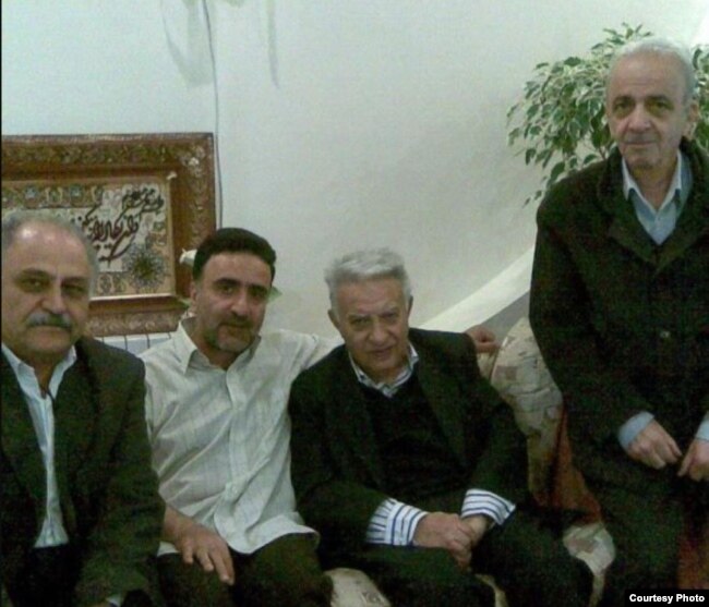 دیدار مصطفی تاجزاده (نفر دوم از چپ) با عزت‌الله سحابی (نفر دوم از راست)، فروردین ۱۳۸۹