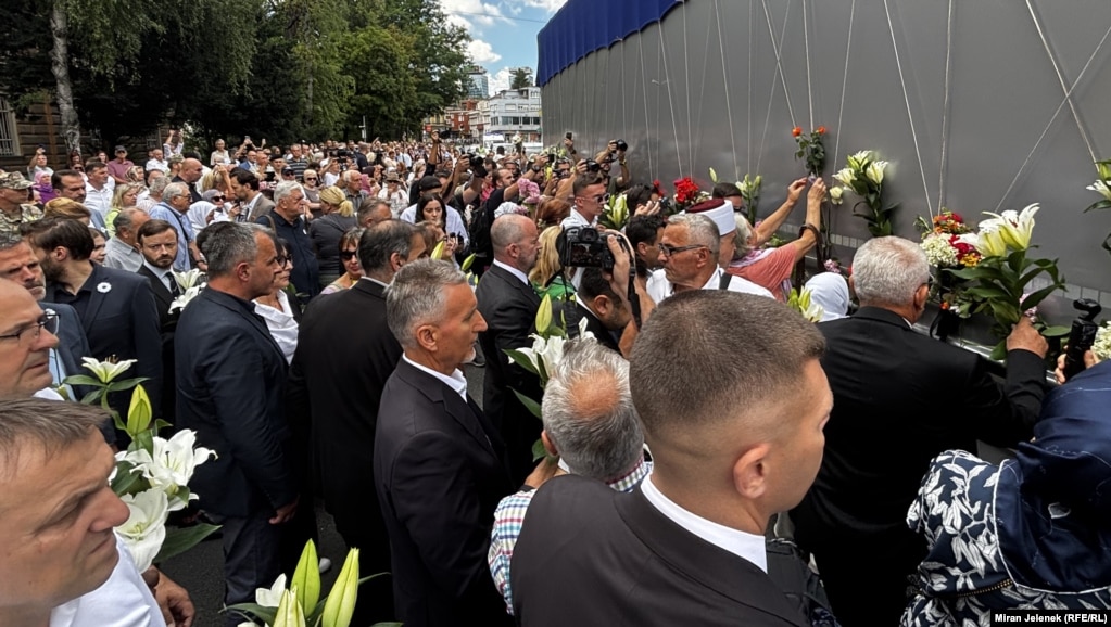 Pas Sarajevës, kamioni vazhdoi rrugën drejt Srebrenicës, ku ishte planifikuar të ndalej para Xhamisë së Qytetit, për të vazhduar më pas drejt Potoçarit.