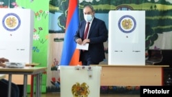 Никол Пашинян на избирательном участке