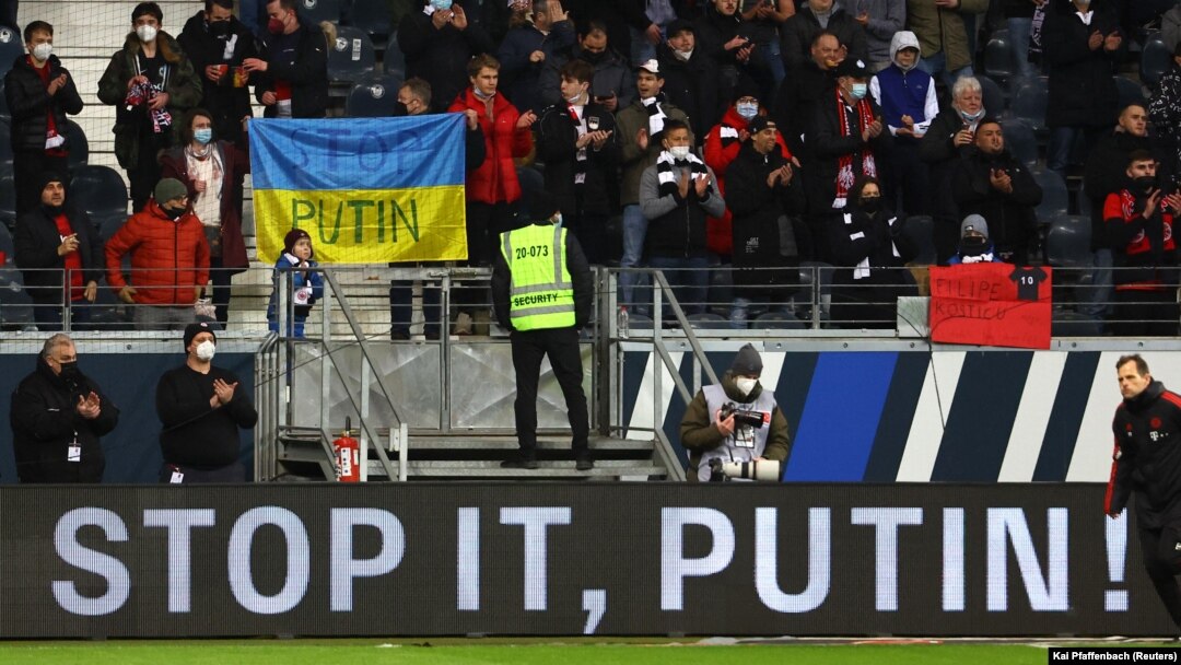 Mesaje împotriva lui Vladimir Putin și războiului declanșat în Ucraina au apărut pe stadioanele din Europa. Imagine din 26 februarie, Germania, de la meciul Eintracht Frankfurt - Bayern Munchen.