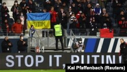 Mesaje împotriva lui Vladimir Putin și războiului declanșat în Ucraina au apărut pe stadioanele din Europa. Imagine din 26 februarie, Germania, de la meciul Eintracht Frankfurt - Bayern Munchen.