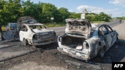 Згорілі автомобілі на місці стрілянини в Мукачеві. 11 липня 2015 року