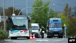 Jandarmii francezi controlează vehiculele la frontiera hispano-franceză dintre Irun și Hendaye, pe 4 august 2026. Spania a asigurat că niciun migrant nu a plecat de la Ceuta spre continent, în urma crizei.