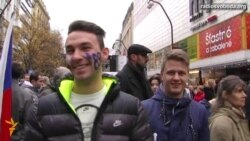 Світ у відео: чехи відзначили 25-у річницю Оксамитової революції