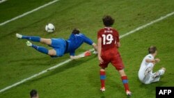 Լեհաստան - Չեխիայի հավաքականի կիսապաշտպան Պետր Ժիրաչեկը (կենտրոնում) «Եվրո - 2012»-ի հանդիպման ժամանակ գոլ է խփում Լեհաստանի թիմին, Վրոցլավ, 16-ը հունիսի, 2012թ.