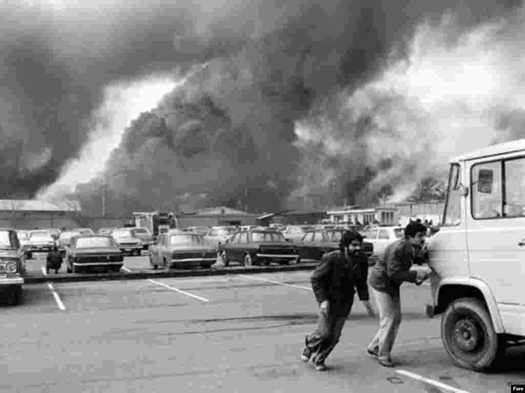 Падение шахского режима сопровождалось массовыми беспорядками, погромами и поджогами. Тегеран, февраль 1979 года.