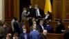 «Слуга народу» втрачає симпатиків, Порошенко заманює виборців Вакарчука – експерти про рейтинги 