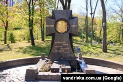 Пам'ятник, присвячений героям Крут, у парку «Аскольдова Могила»