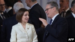 Maia Sandu în dialog cu premierul britanic Keir Starmer la summitul european de la Erevan.