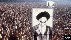 До Алі Хаманеї Іраном керував Рухолла Хомейні, на архівному фото 1979 року демонстранти несуть його портрет