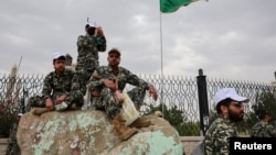 گروهی از حوثی‌ها در یک مراسم عمومی