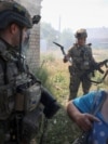 Сотрудники подразделения полиции «Белые ангелы» помогают жительнице во время эвакуации из прифронтового города Дружковка в Донецкой области, Украина, 21 июня 2026 года