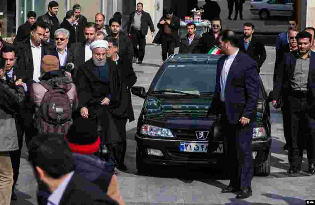 حسن روحانی، رئیس جمهور ایران، سخنران اصلی مراسم در میدان آزادی بود.